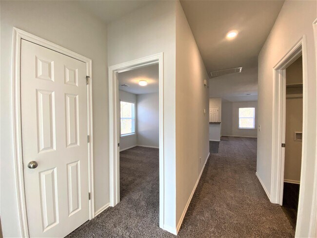 Building Photo - 821 Twin Lakes Dr