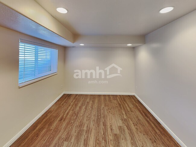 Building Photo - 747 N 600 W