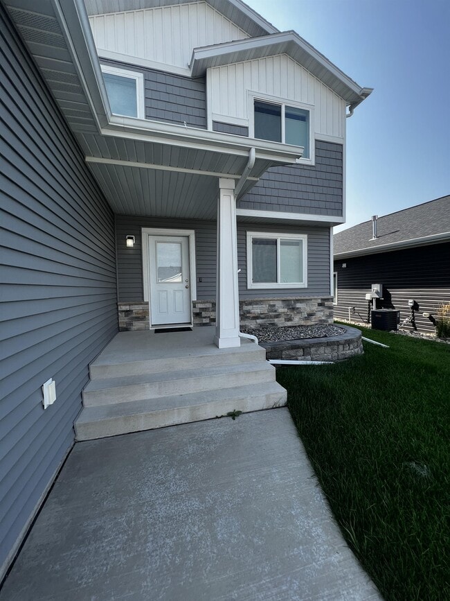 Building Photo - 837 Albert Dr W