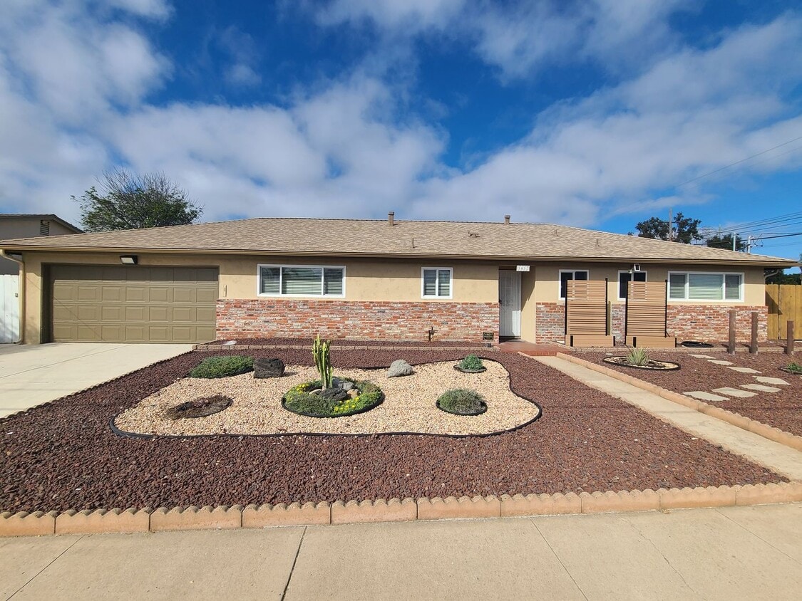 Foto principal - Spacious 4 bed 2 bath + 2 car garage & lar...