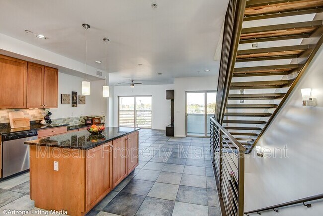 Building Photo - 525 W Lakeside Dr