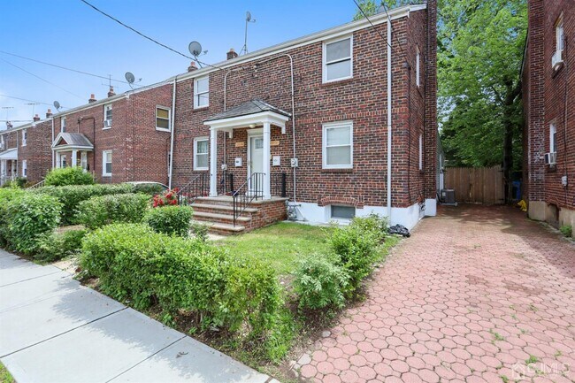 Building Photo - 1378 Hamilton St