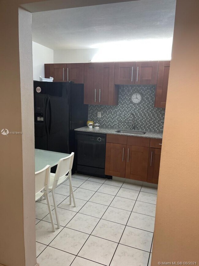 Foto del edificio - 16280 Laurel Dr