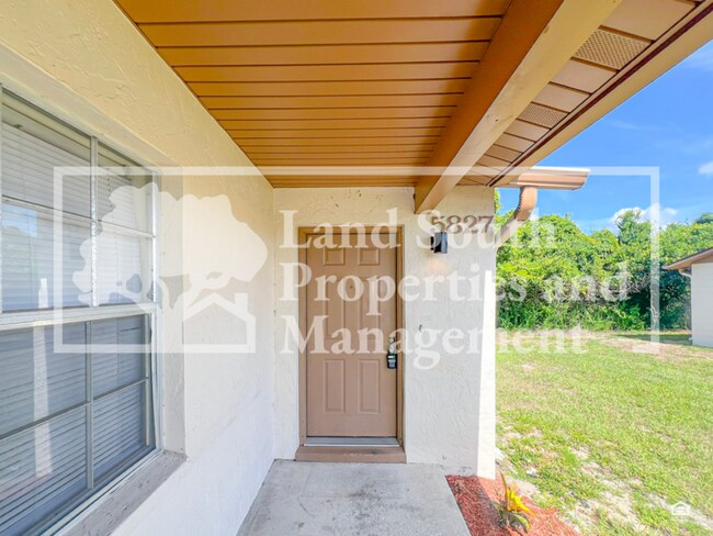 Foto del edificio - 5827 Charlton Dr