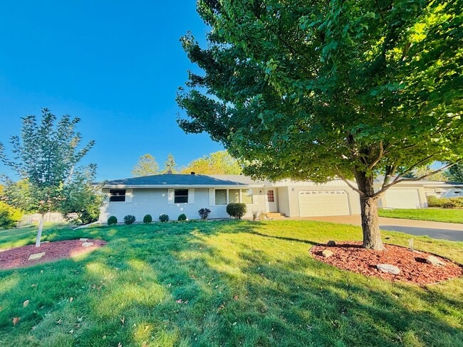 Foto del edificio - Sprawling 3bedroom 2bath Home in Roseville...