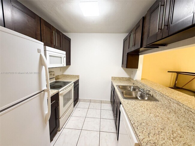 Foto del edificio - 5130 Elmhurst Rd