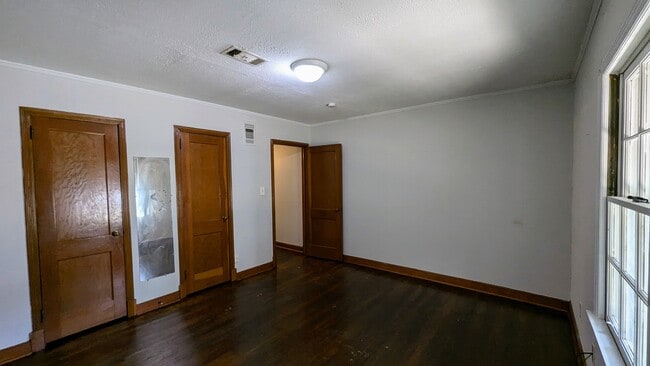 Building Photo - 132 W Wareingwood Dr