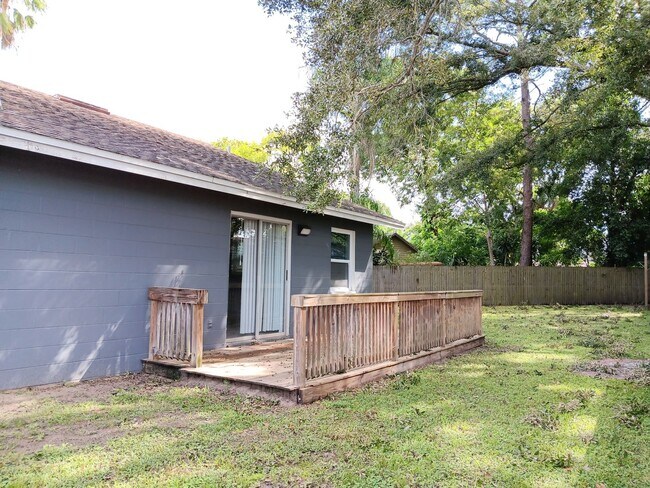 Building Photo - 357 Santiago Ct