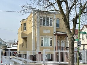 Building Photo - 2028 N Hamlin Ave