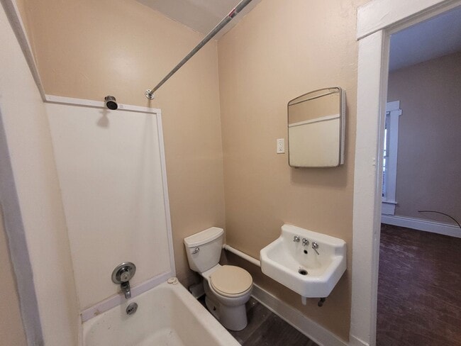 Building Photo - Two Bedroom, One Bathroom Home with Washer...