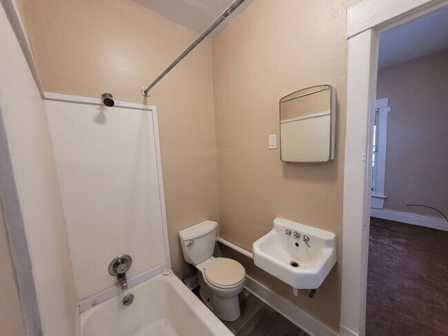 Foto del edificio - Two Bedroom, One Bathroom Home with Washer...