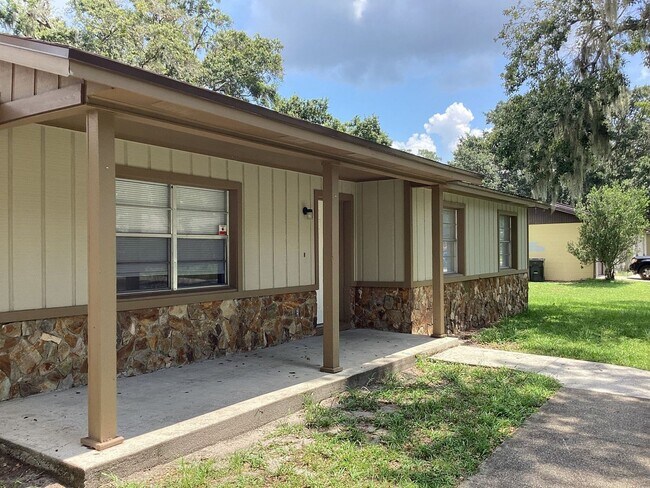 Foto del edificio - Three Bedroom Two Bathroom Home Available ...