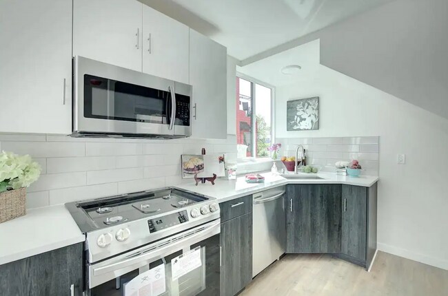 Kitchen - 513 11th Ave E
