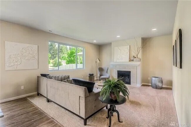 Foto del edificio - Charming 4BR House in Fairwood