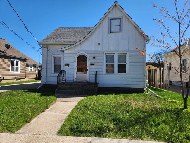 Building Photo - 1 Bedroom Upper