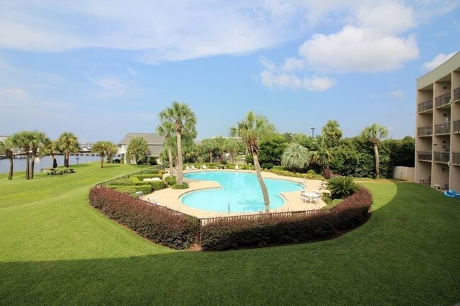 Building Photo - Waterfront Studio Condo in Fort Walton Beach