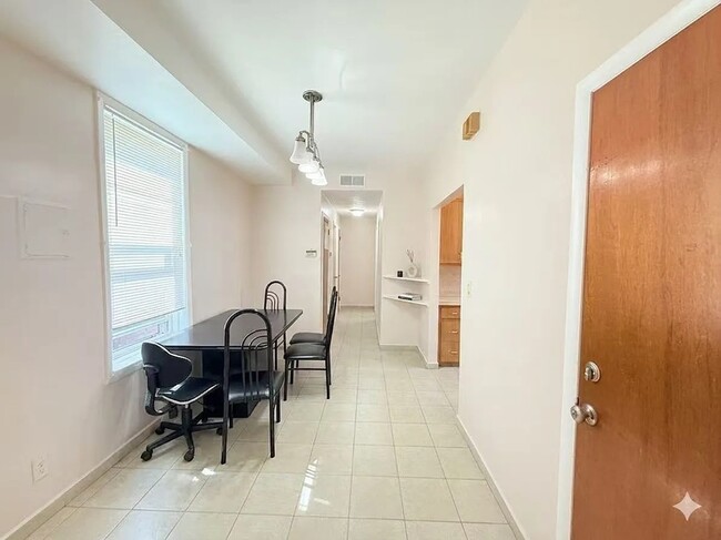 Foto del edificio - 8666 24th Ave