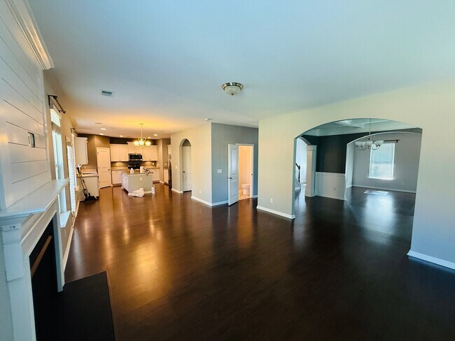 Foto del edificio - 223 Charter Oaks Dr