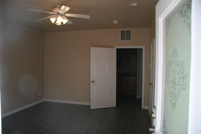 Foto del edificio - N101 Studio Apartment Available Now UTILIT...
