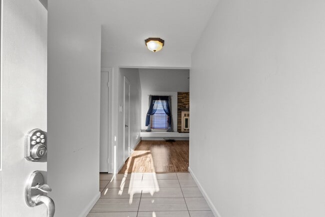 Building Photo - 1012 Danbury Cir