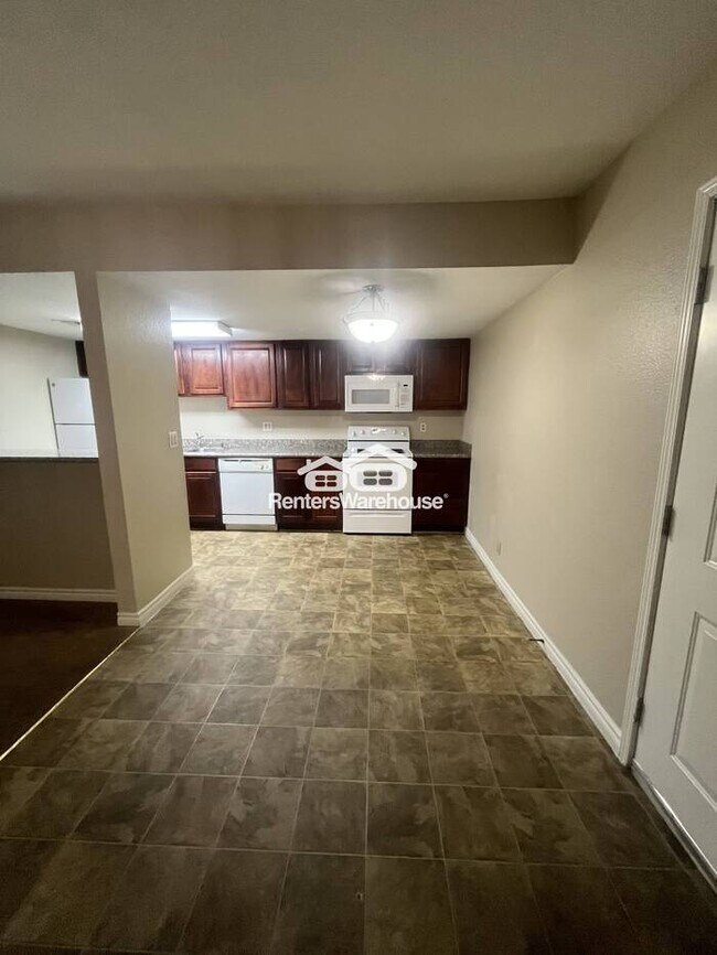 Foto del edificio - Avail Immediately: Beautiful 2 Bedroom 1 Bathroom condo Freshly Painted, New Carpet