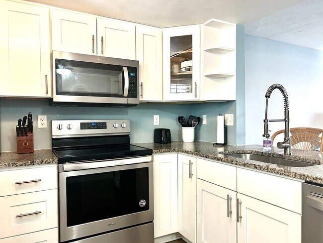 Building Photo - 2/2 Beautifully Remodeled, Furnished, With...