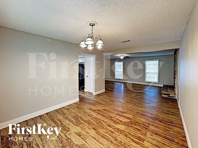Foto del edificio - 4810 Glenvillage St