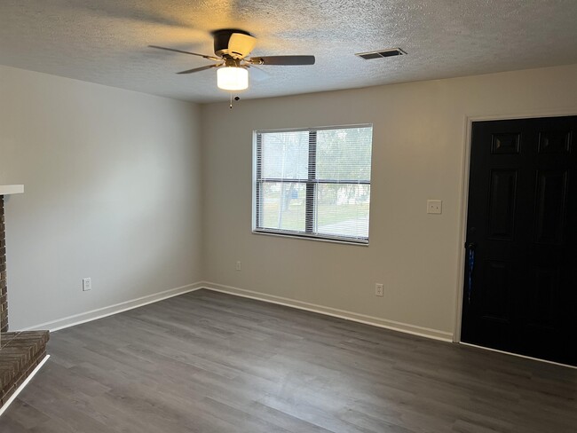 Building Photo - 11 Brick Ln Ct