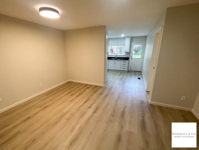 Building Photo - LRG REMODELED 3BR/2BA Duplex,Gar.,Owner Ma...