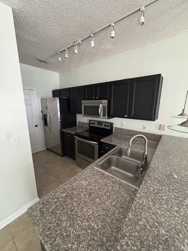Building Photo - Modern 3-Bedroom Townhome with 2 car garage