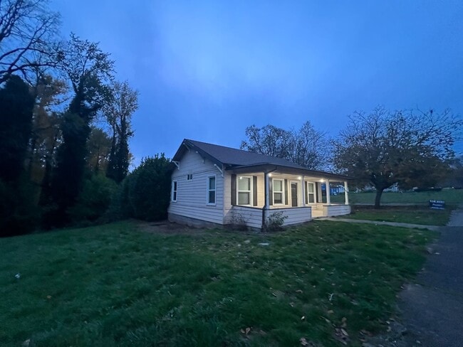 Building Photo - 305 SE Everett St