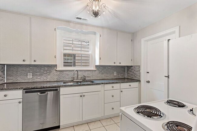 Building Photo - DARLING 2 BEDROOM COTTAGE IN WESTOVER HILL...