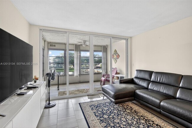 Foto del edificio - 9330 Lagoon Pl