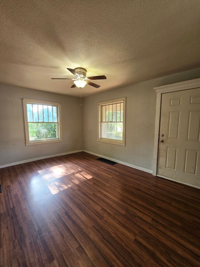 Building Photo - 2 Bedroom | 1 Bathroom | Springfield MO! | Fenced Yard!