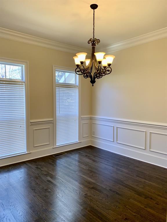Building Photo - 5460 Glenridge View NE