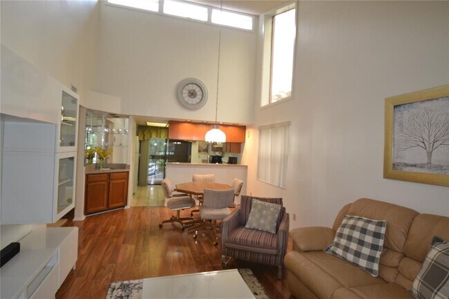 Building Photo - 20 Woodlake Pl