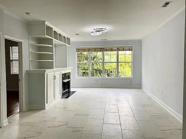 Building Photo - 2 Bed/ 2 Bath Condo located in one of Charlotte's most desired neighborhoods