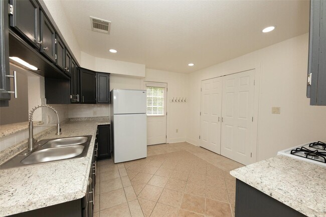 Building Photo - 342 Husk Ln