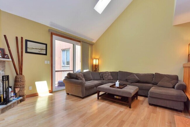 Building Photo - 600 Sanderling Ct