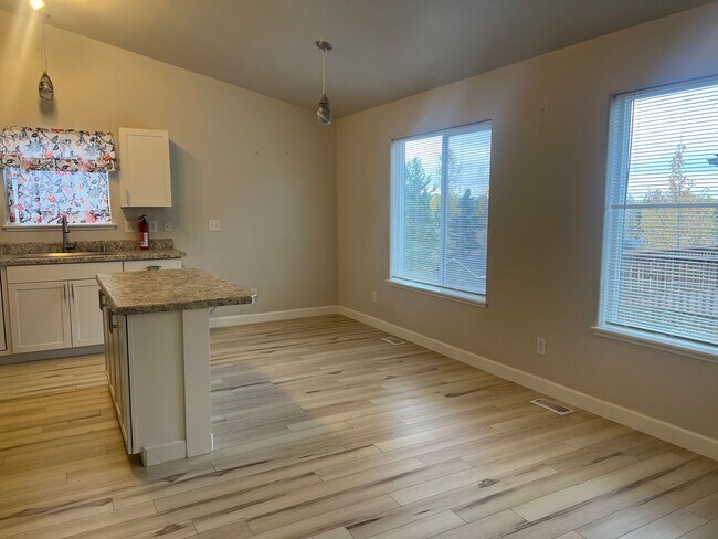 Foto del edificio - Remodeled Townhouse with Garage