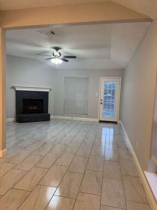 Building Photo - Ready to Move in... Do not miss this house !!!!