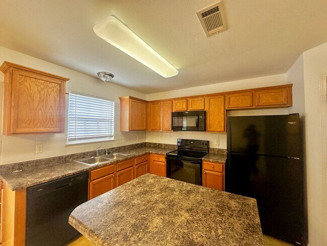 Building Photo - 2 Bedroom Townhouse near Lenox Village.