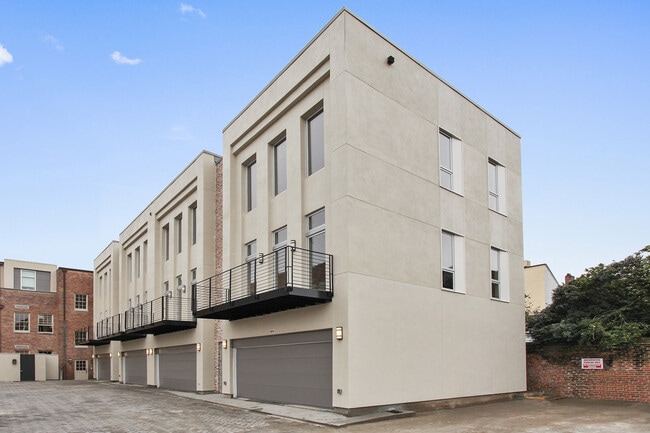 Building Photo - 818 Dauphine St