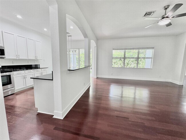 Building Photo - 4451 Laurel Pl