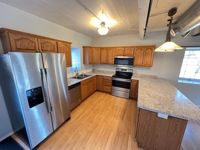 Building Photo - Industrial Style 3 Bedroom Home AVAILABLE JUNE!!!