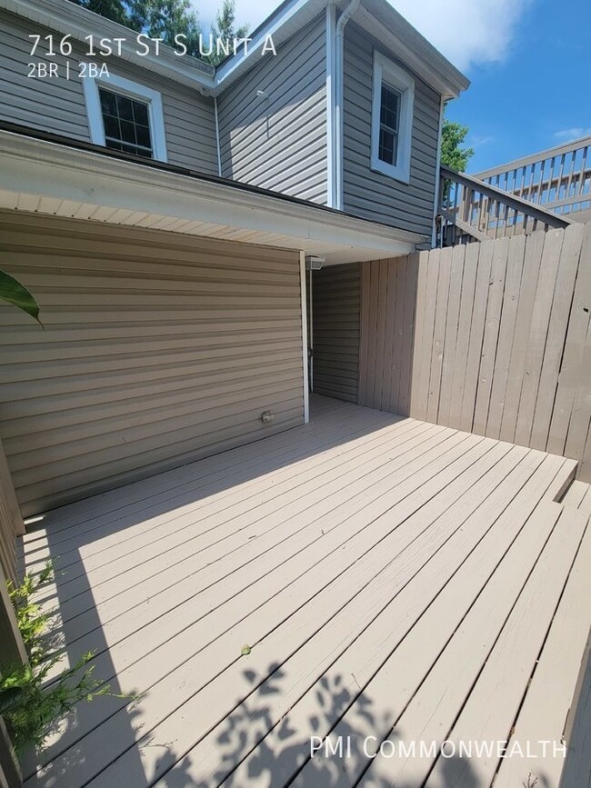 Building Photo - 2 Bed / 1.5 Bath First Floor Duplex (Avail...