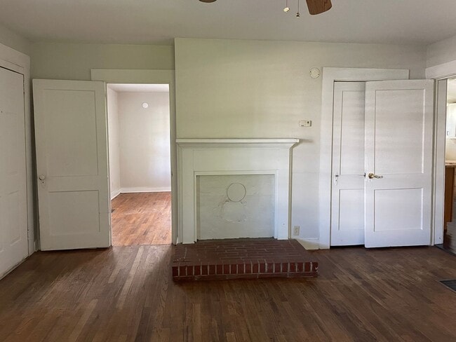 Building Photo - Adorable Historic Mill Cottage Available Now!