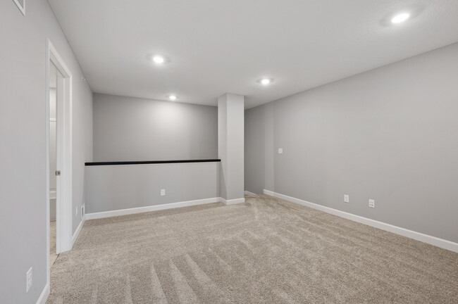 Building Photo - 10889 Everest Pl N