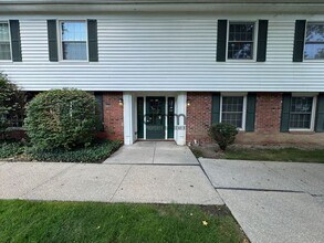 Building Photo - 7025 Carriage Hill Dr