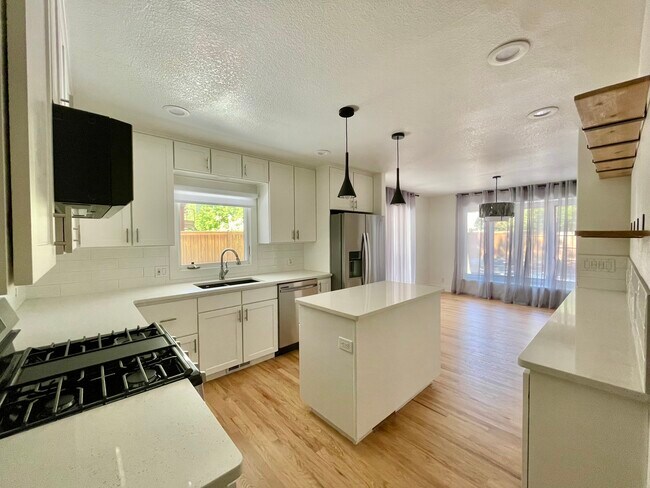 Building Photo - 1109 Newsom St